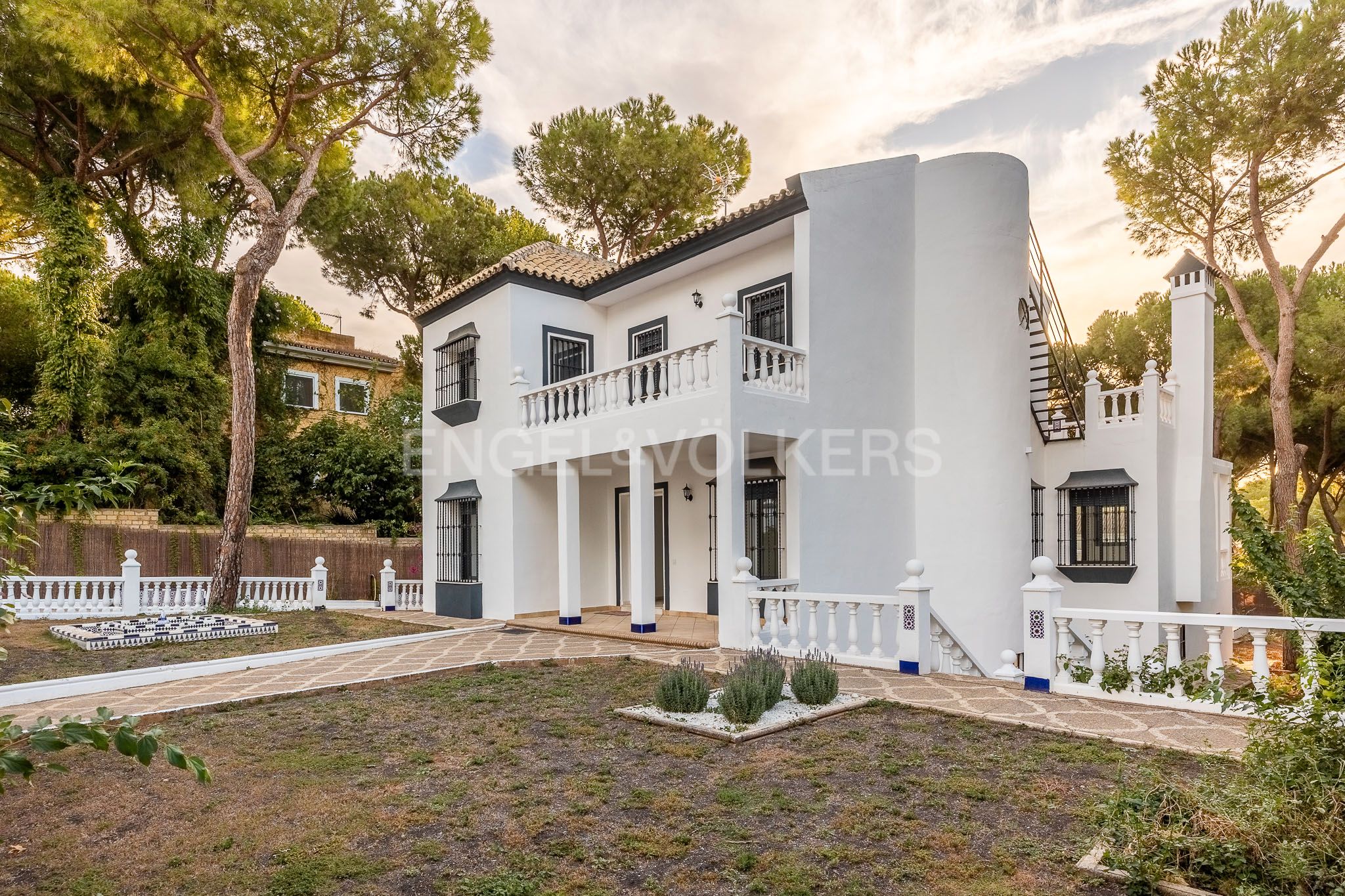 Vista exterior de Casa o xalet en venda en Alcalá de Guadaira amb Calefacció, Jardí privat i Terrassa