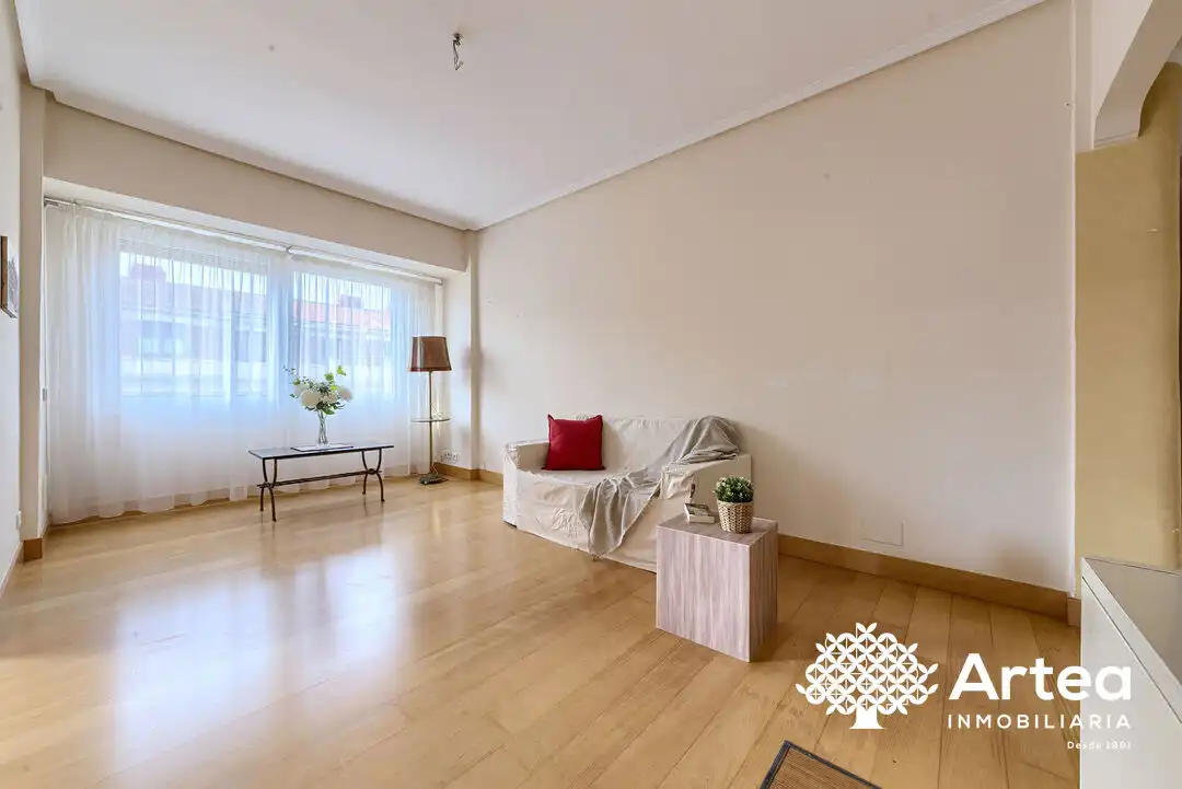 Sala d'estar de Pis en venda en Bilbao  amb Calefacció i Balcó