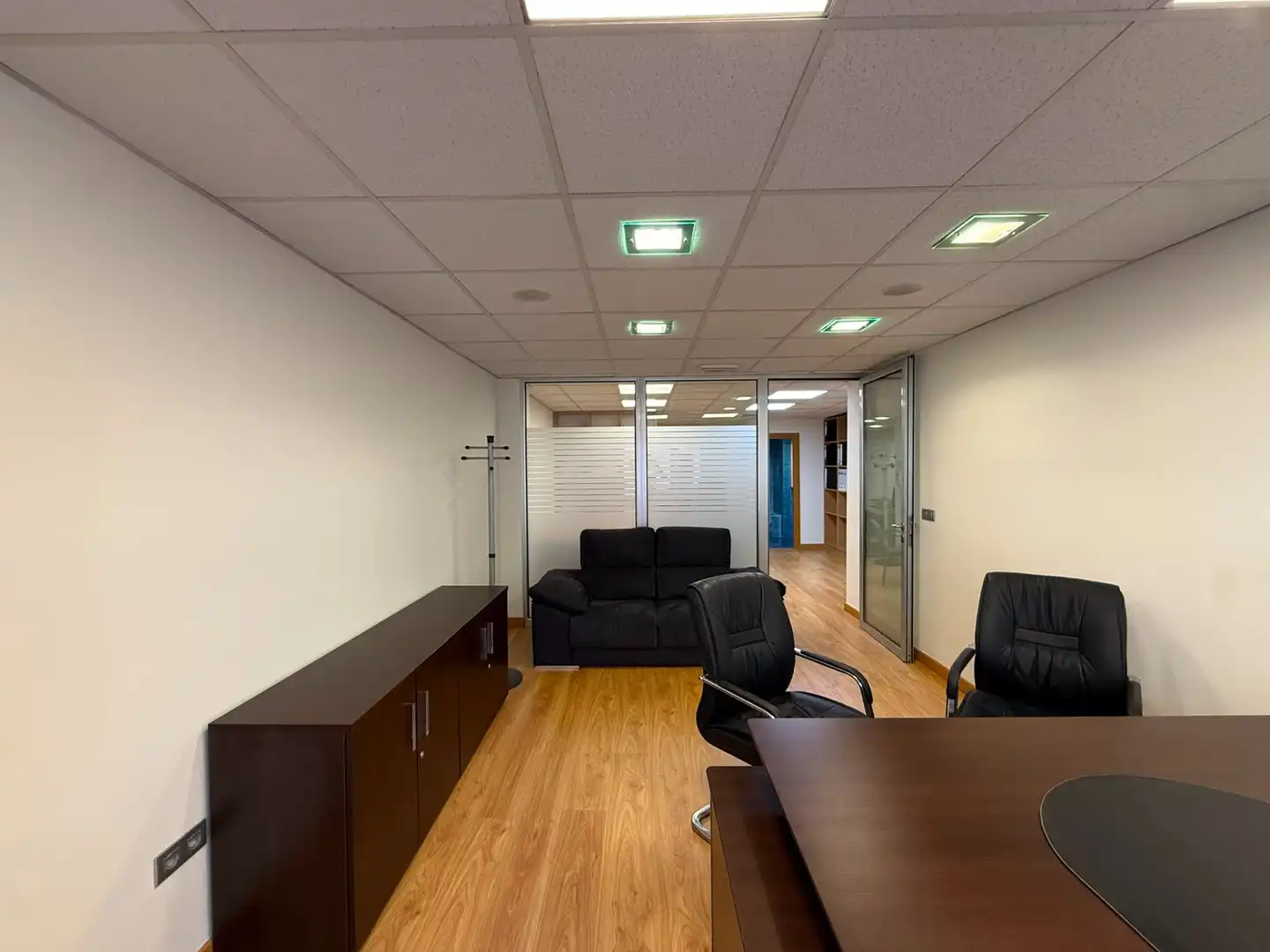 Oficina de alquiler en Oviedo  con Calefacción, Terraza y Amueblado