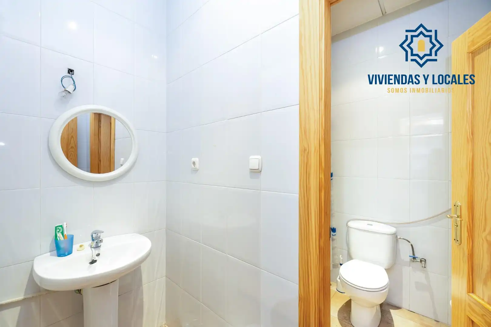 Badezimmer von Geschaftsraum zum Verkauf in Granada mit Klimaanlage