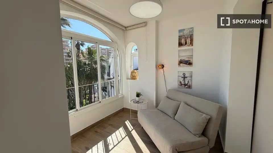Sala d'estar de Apartament per a compartir en La Manga del Mar Menor amb Aire condicionat, Terrassa i Moblat