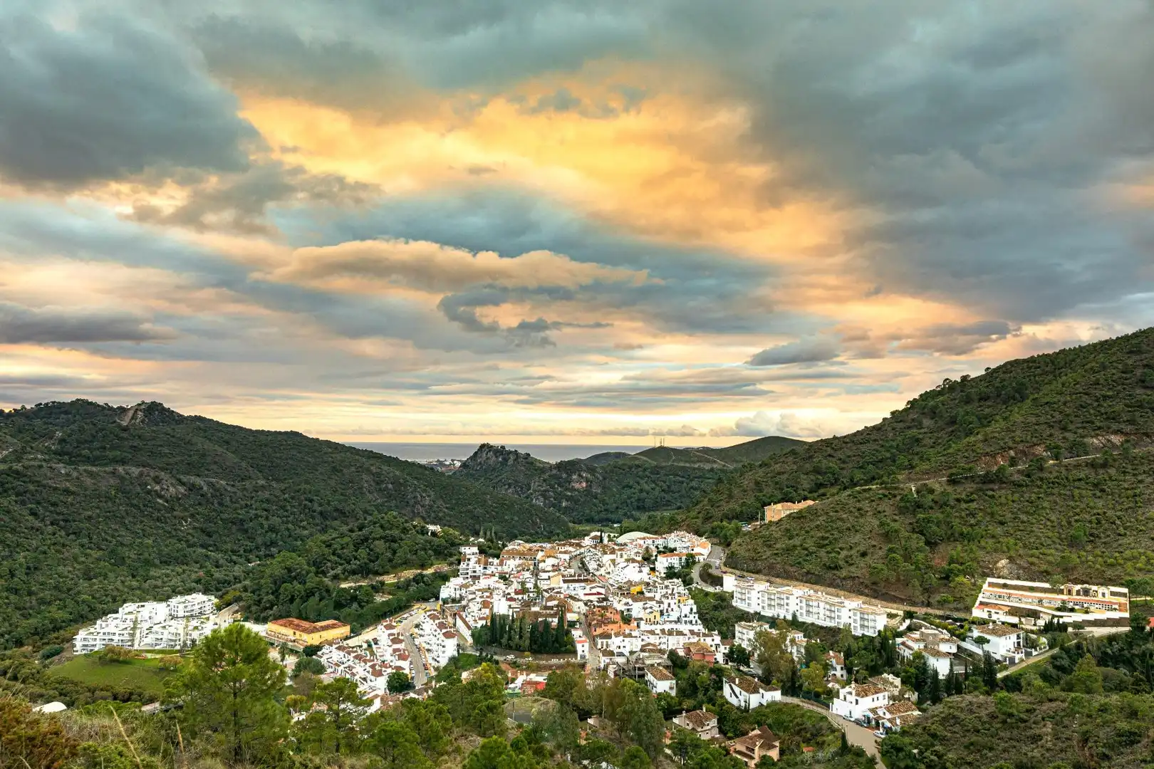 Vista exterior de Àtic en venda en Benahavís amb Aire condicionat, Calefacció i Jardí privat