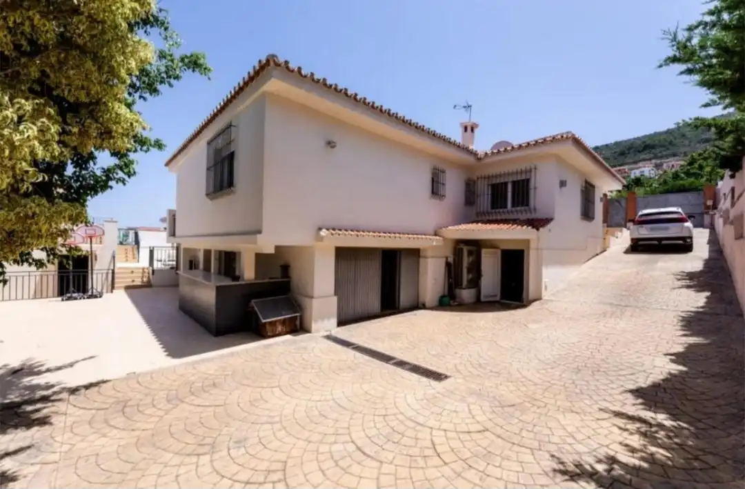 Vista exterior de Casa o xalet en venda en Alhaurín de la Torre amb Aire condicionat, Calefacció i Parquet