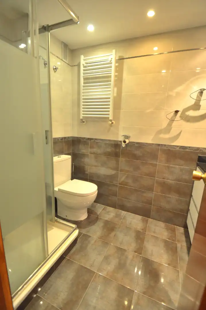 Bathroom of Flat for sale in Madrid  with Air Conditioner, Heating and Parquet flooring