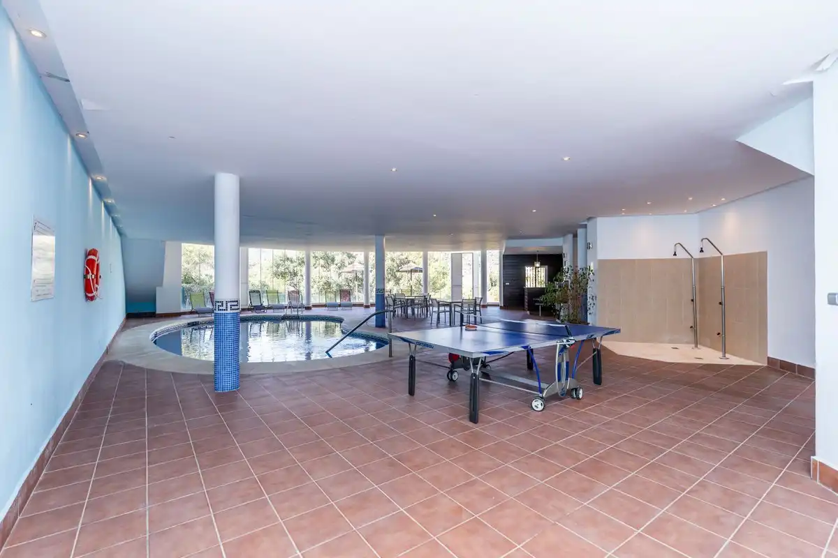 Schwimmbecken von Wohnungen zum Verkauf in Benahavís mit Klimaanlage, Privatgarten und Terrasse