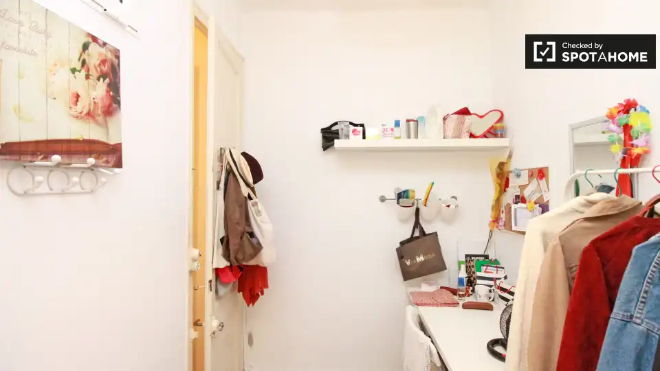 Bedroom of Flat for share in Barcelona  with Air Conditioner, Heating and Furnished