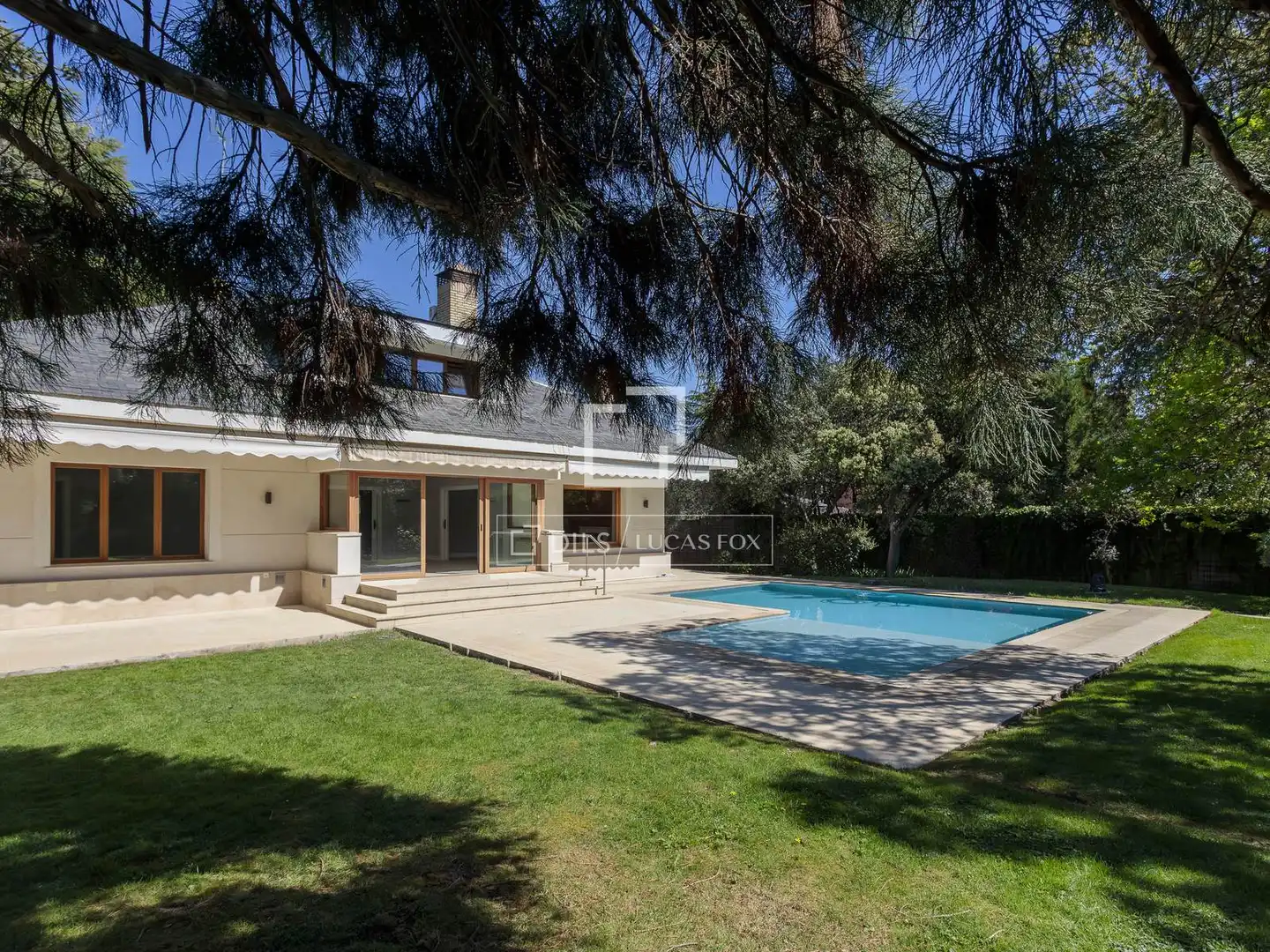 Vista exterior de Casa o xalet de lloguer en La Moraleja amb Aire condicionat, Calefacció i Jardí privat