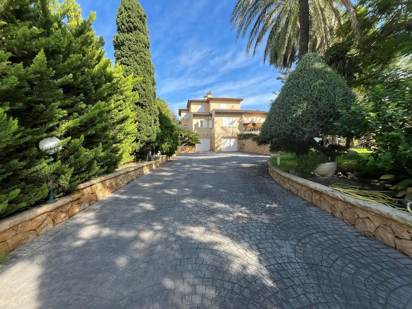 Vista exterior de Casa o xalet en venda en L'Alfàs del Pi amb Calefacció, Jardí privat i Terrassa
