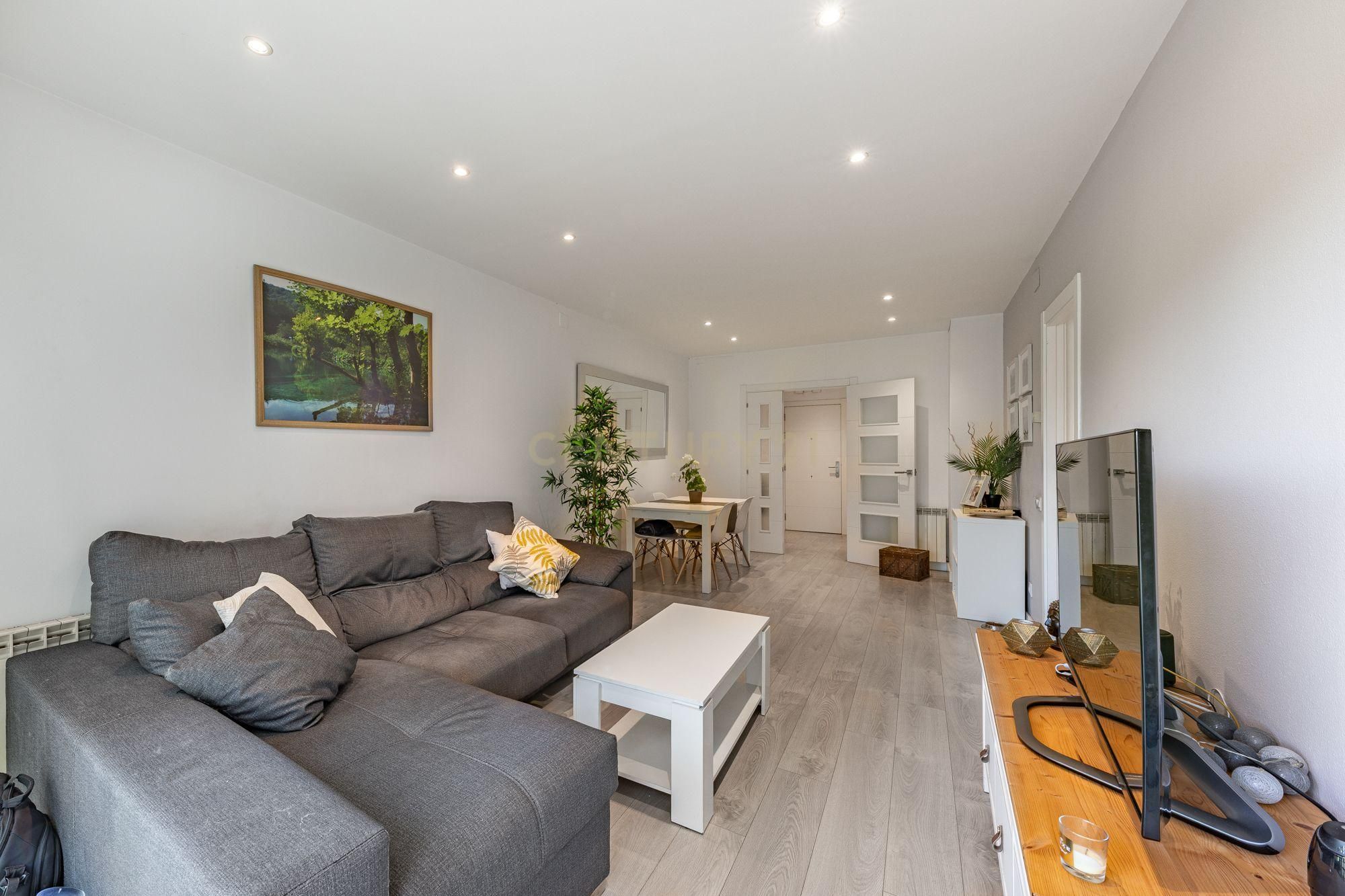 Sala d'estar de Pis en venda en Cornellà de Llobregat amb Forn