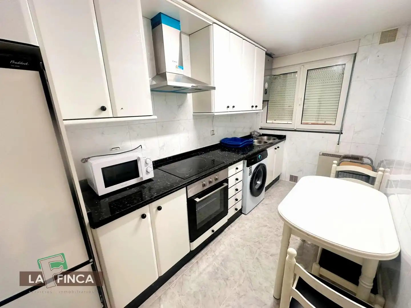 Cocina de Piso en venta en Oviedo  con Calefacción y Trastero