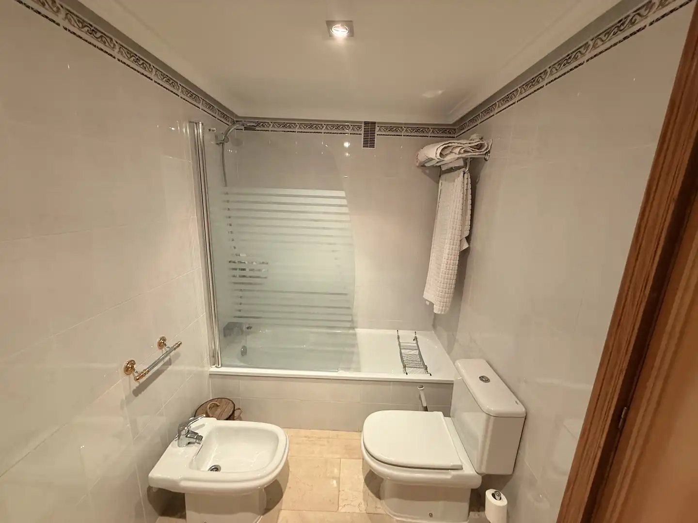 Baño de Piso de alquiler en L'Alfàs del Pi con Aire acondicionado, Jardín privado y Terraza