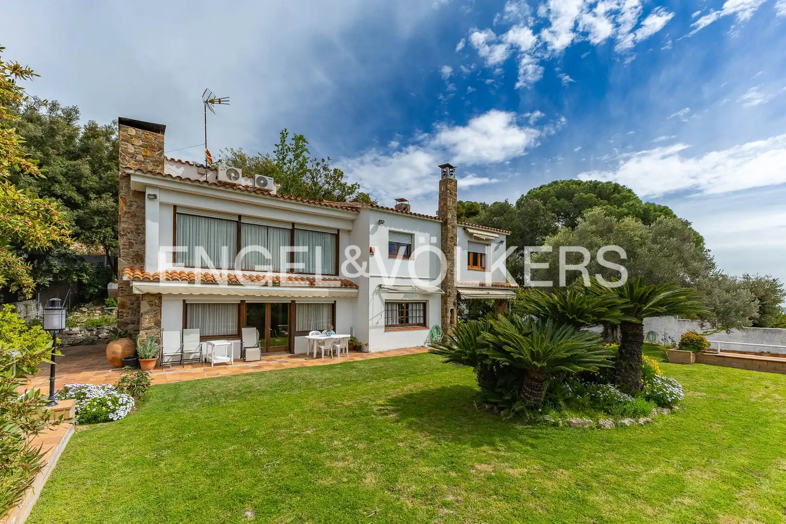 Vista exterior de Casa o xalet en venda en Cerdanyola del Vallès amb Calefacció, Jardí privat i Parquet