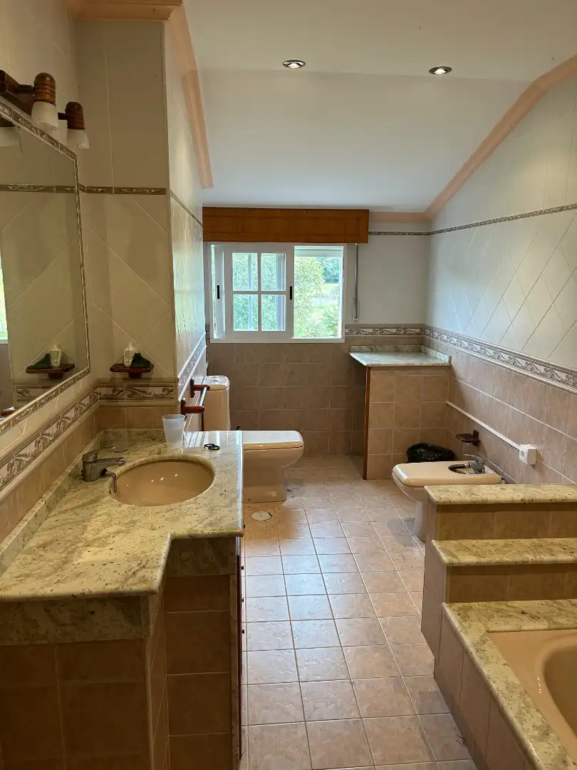 Badezimmer von Haus oder Chalet zum Verkauf in Poio mit Klimaanlage, Heizung und Terrasse