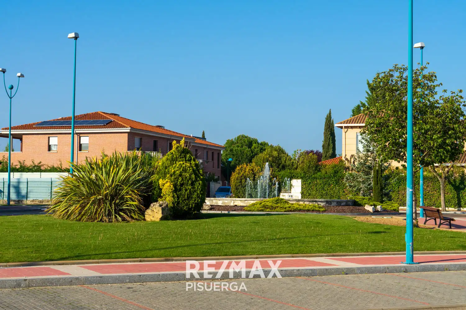 Vista exterior de Casa o xalet en venda en Valladolid amb Calefacció, Jardí privat i Terrassa