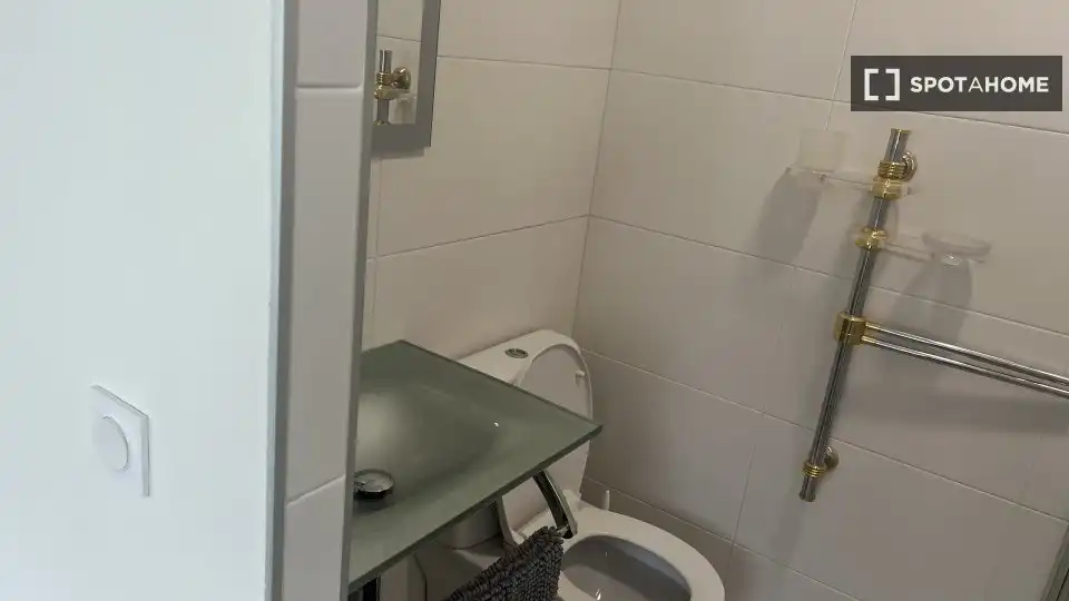 Bathroom of Flat for share in Santander  with Air Conditioner, Heating and Furnished