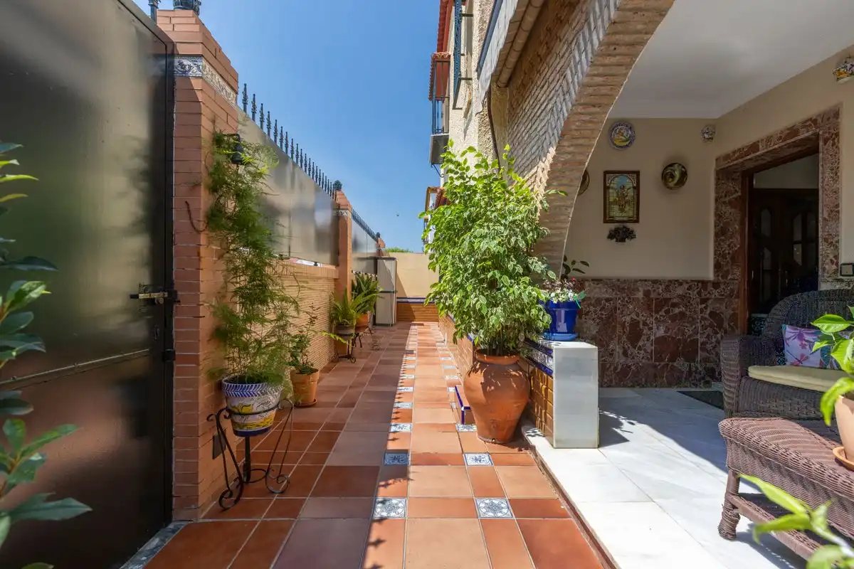 Terrasse von Einfamilien-Reihenhaus zum Verkauf in Dos Hermanas mit Klimaanlage, Heizung und Terrasse