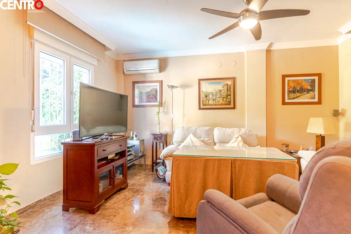 Sala de estar de Casa o chalet en venta en La Zubia con Aire acondicionado, Calefacción y Jardín privado