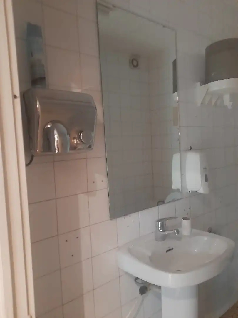 Bany de Oficina de lloguer en L'Hospitalet de Llobregat amb Aire condicionat i Calefacció