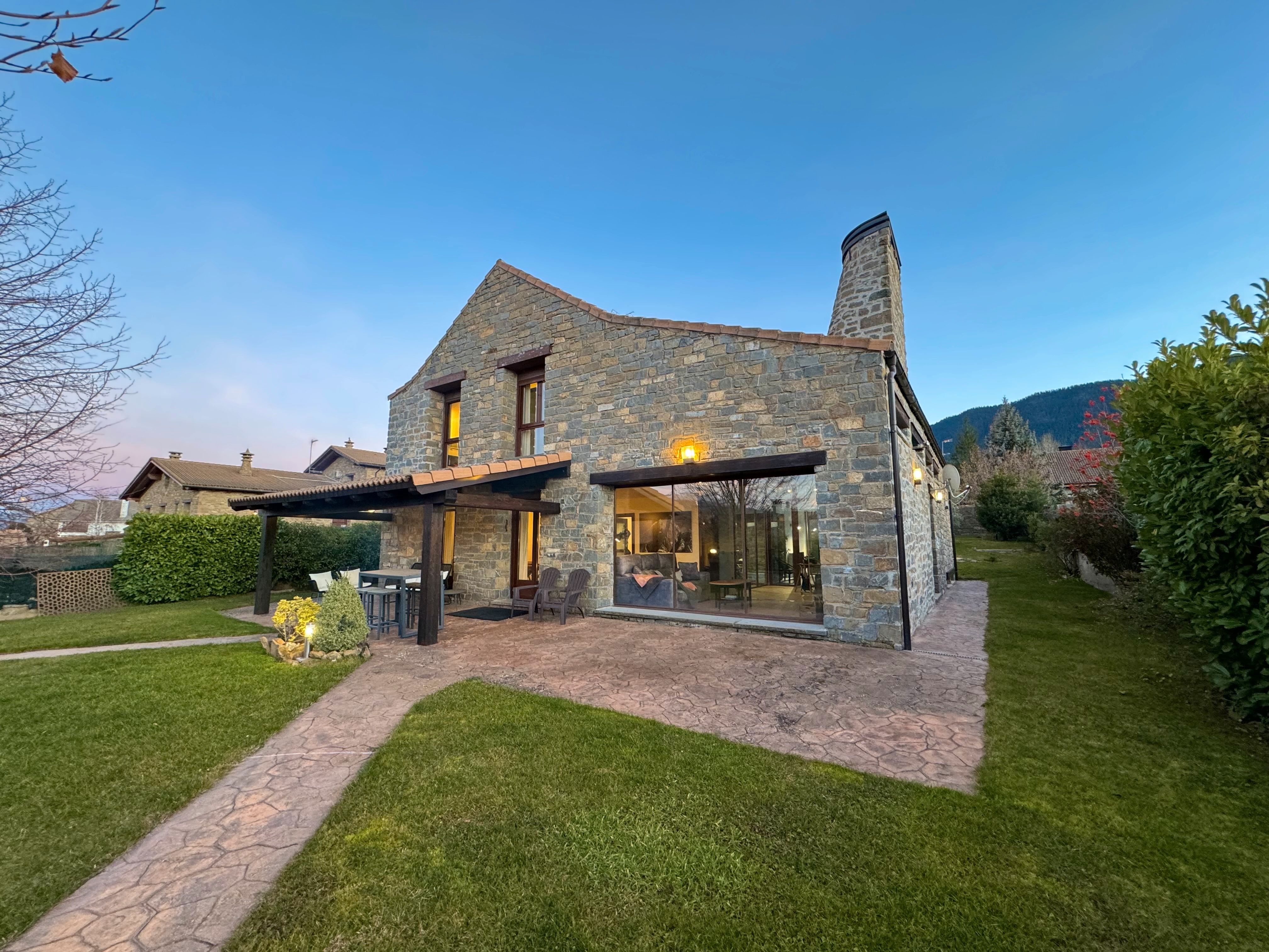 Exterior view of House or chalet for sale in Jaca  with Heating, Private garden and Parquet flooring