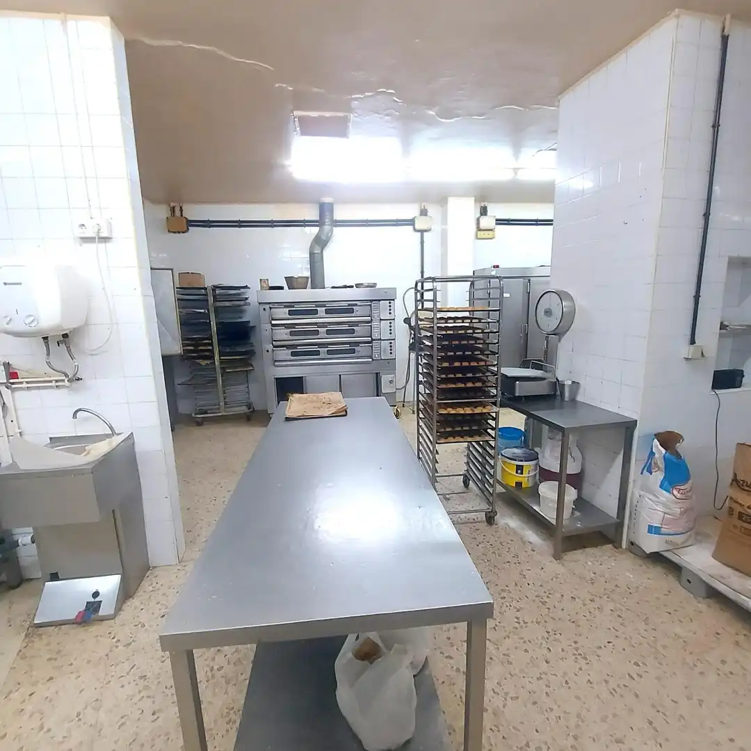 Cocina de Local en venta en Sevilla con Aire acondicionado