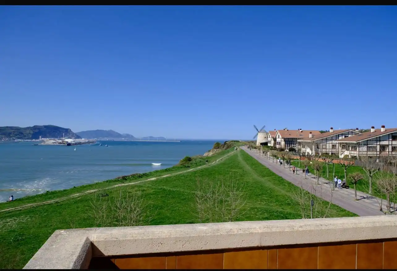 Vista exterior de Àtic en venda en Getxo  amb Calefacció, Terrassa i Traster