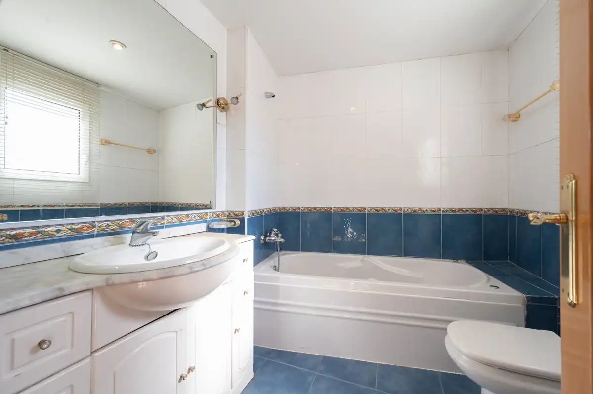 Baño de Casa adosada en venta en Colmenar Viejo con Calefacción, Parquet y Terraza