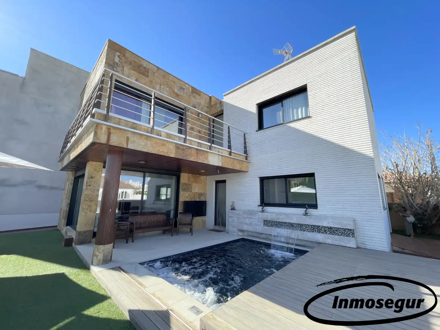 Detached house with terrace for sale in Carrer Lluís Domènech I Montaner 13