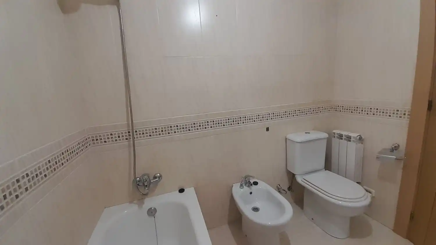 Bany de Àtic de lloguer en Santa Marta de Tormes amb Calefacció, Terrassa i Balcó