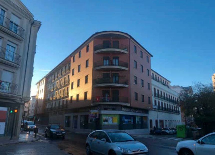 Vista exterior de Edifici en venda en Linares