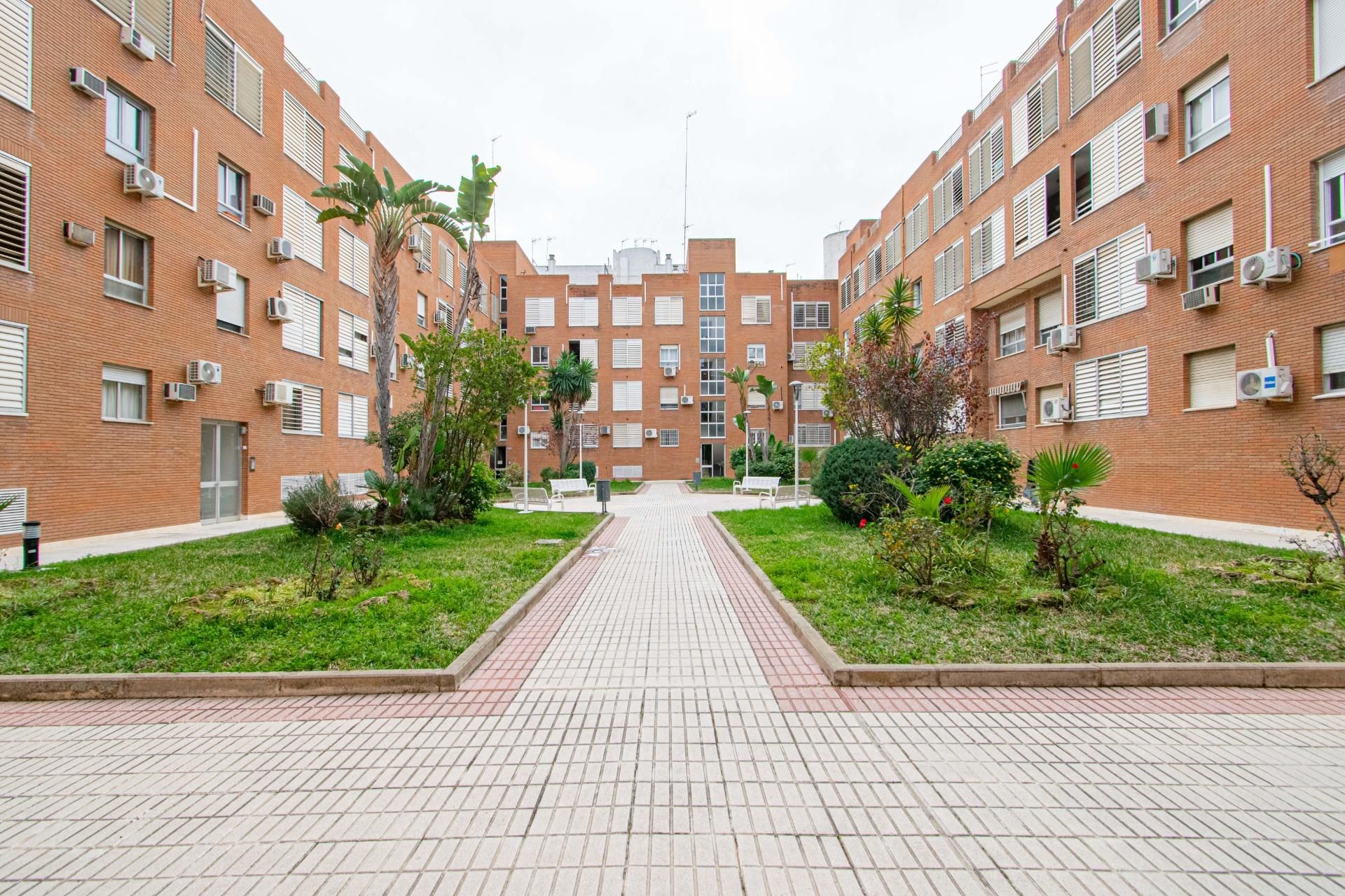 Vista exterior de Pis de lloguer en  Sevilla Capital amb Aire condicionat i Terrassa