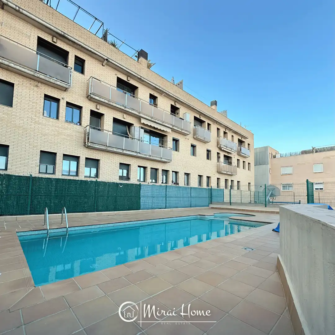 Piscina de Dúplex en venda en Santa Coloma de Gramenet amb Aire condicionat, Calefacció i Parquet