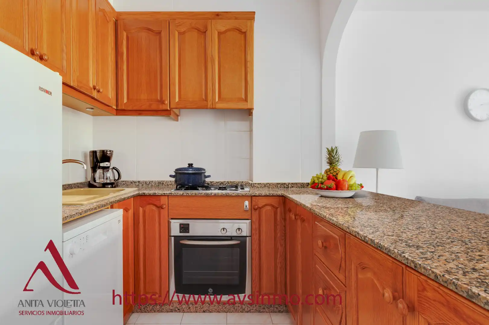 Cuina de Apartament de lloguer en Torrevieja amb Aire condicionat, Moblat i Rentadora