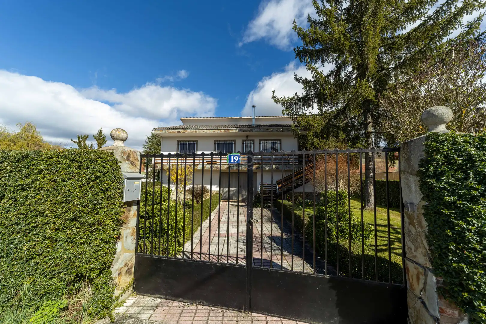 Vista exterior de Casa o xalet en venda en Garrafe de Torío amb Calefacció i Terrassa
