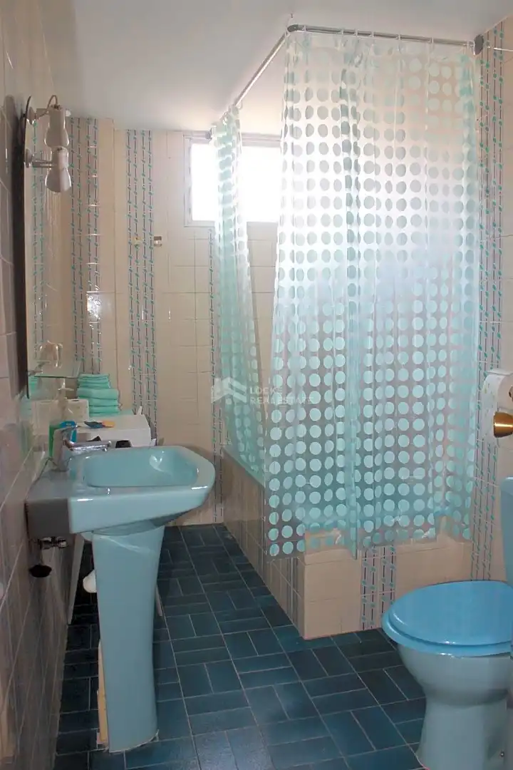 Baño de Apartamento de alquiler en Benicasim / Benicàssim con Terraza, Piscina y Piscina comunitaria