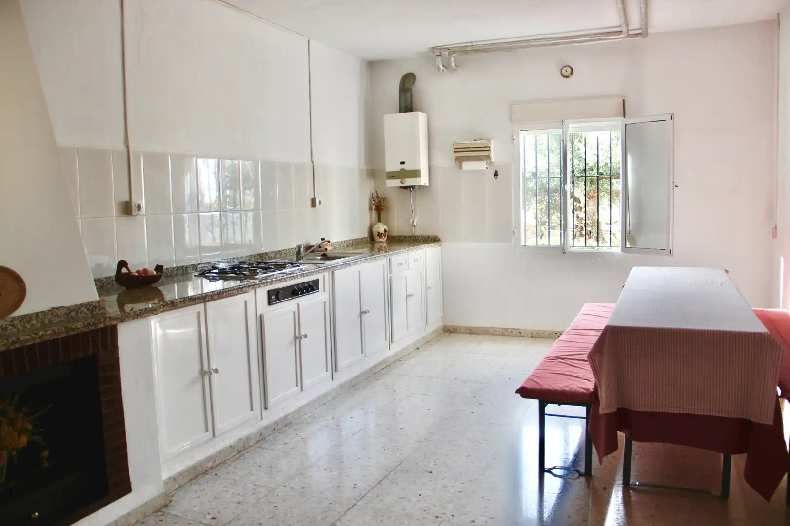 Cuina de Casa o xalet en venda en Benaocaz amb Jardí privat, Terrassa i Traster