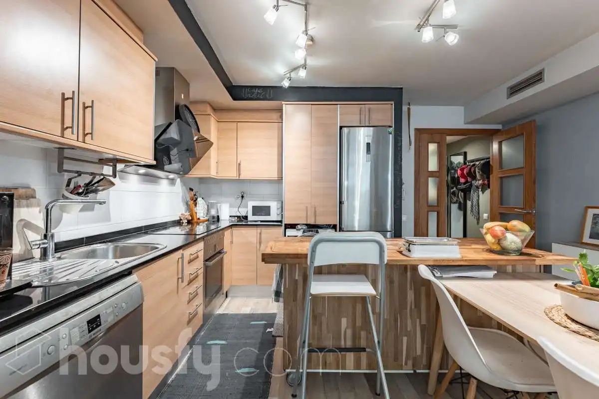 Kitchen of Duplexes for sale in L'Hospitalet de Llobregat  with Air Conditioner, Heating and Parquet flooring