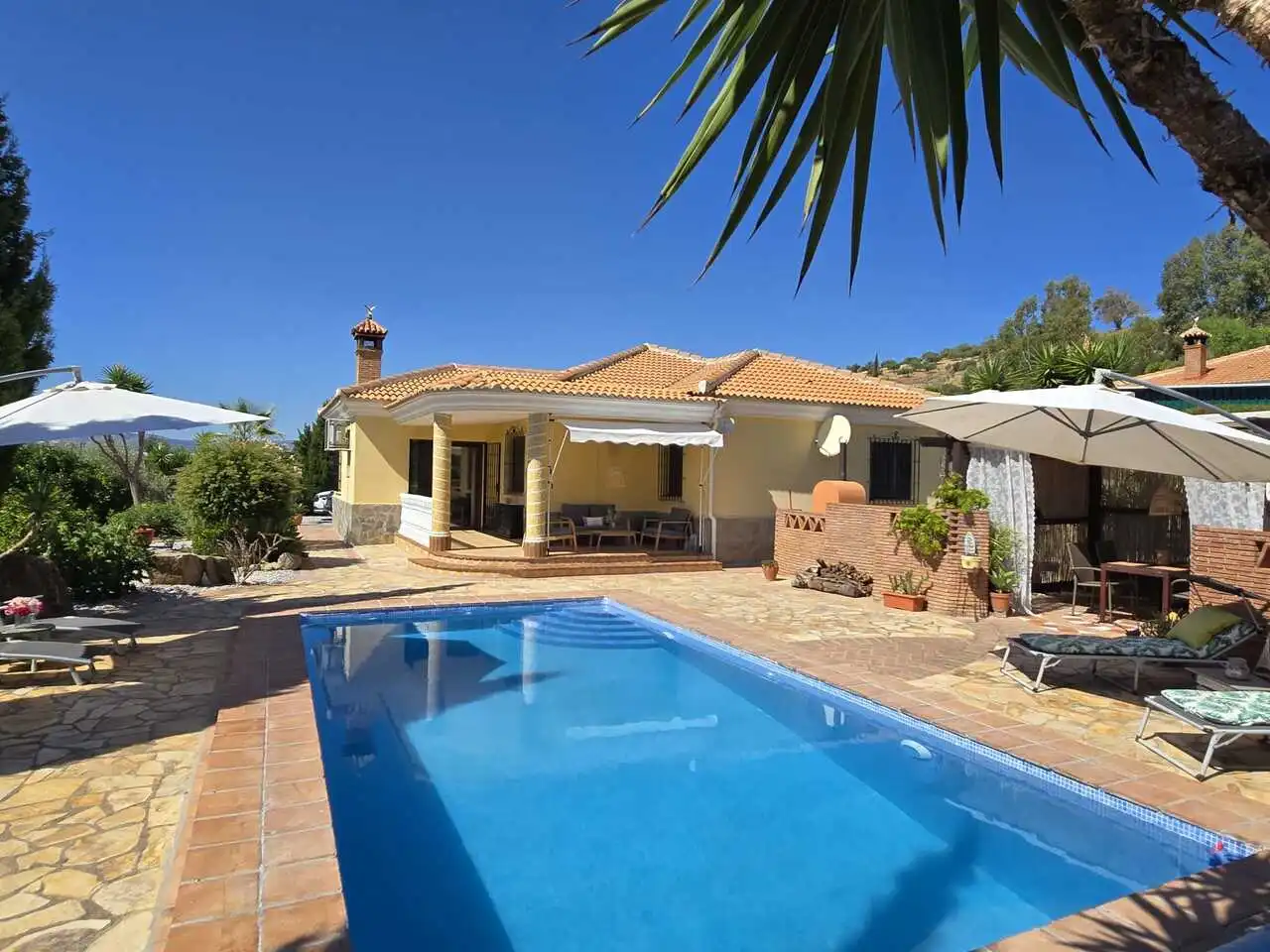 Casa con piscina en venta en Alcaucín