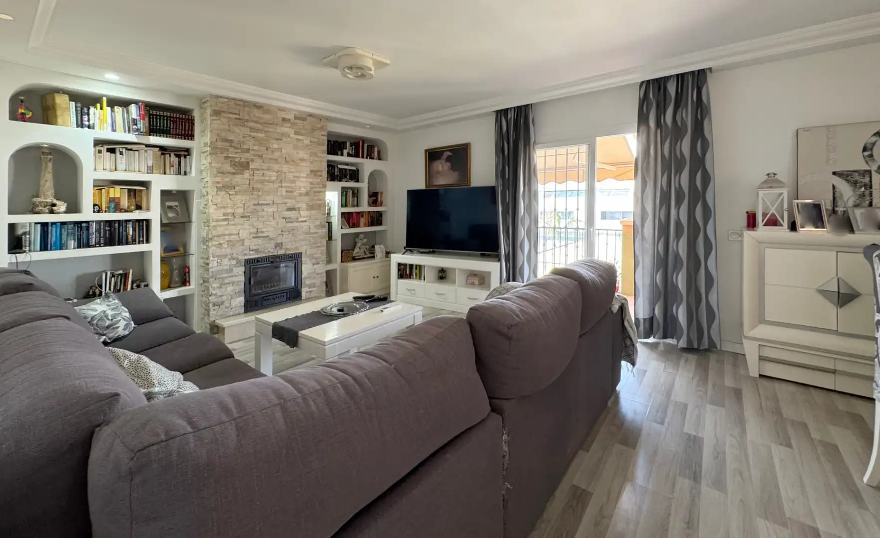 Sala d'estar de Casa adosada en venda en Alhaurín de la Torre amb Aire condicionat, Jardí privat i Parquet
