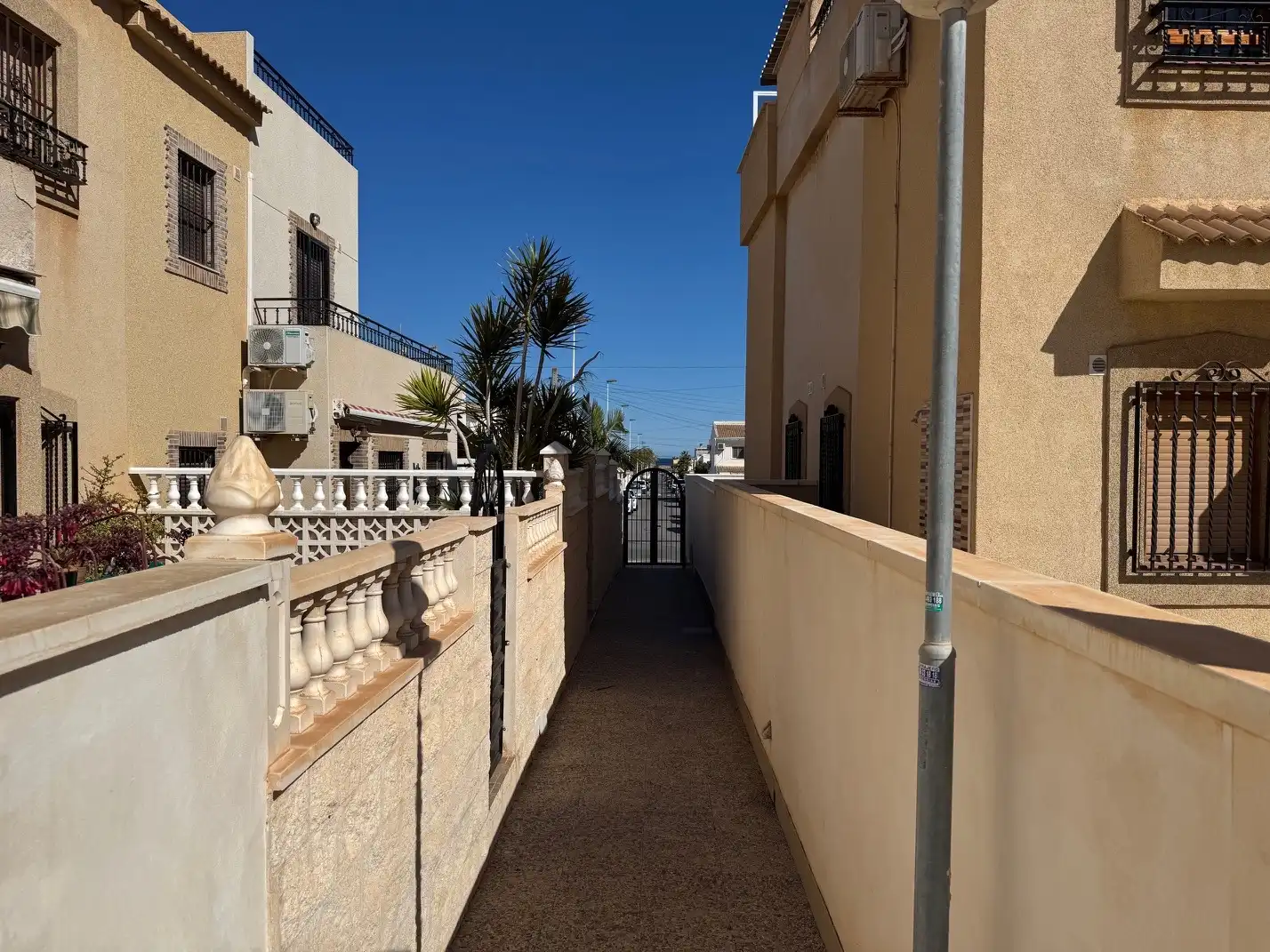 Vista exterior de Casa adosada en venda en Torrevieja amb Terrassa, Forn i Balcó