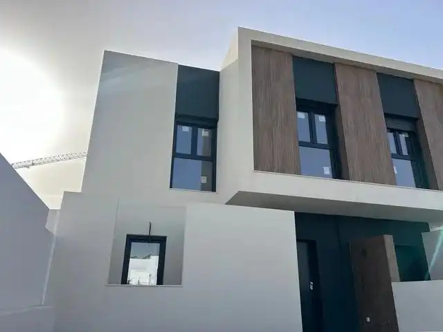 Vista exterior de Casa o xalet de lloguer en El Ejido amb Jardí privat, Terrassa i Piscina comunitària