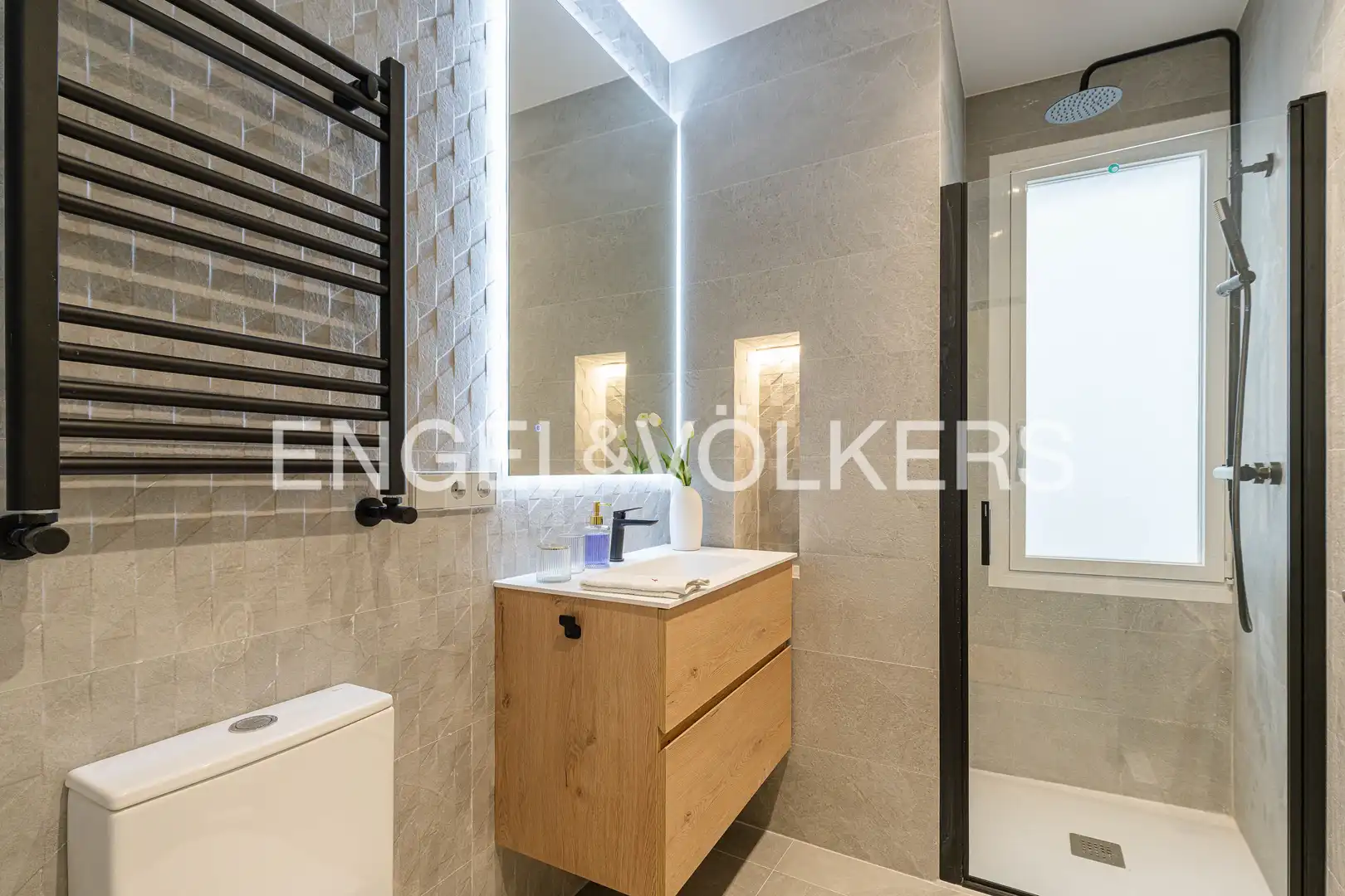 Badezimmer von Wohnung zum Verkauf in Madrid mit Klimaanlage und Heizung