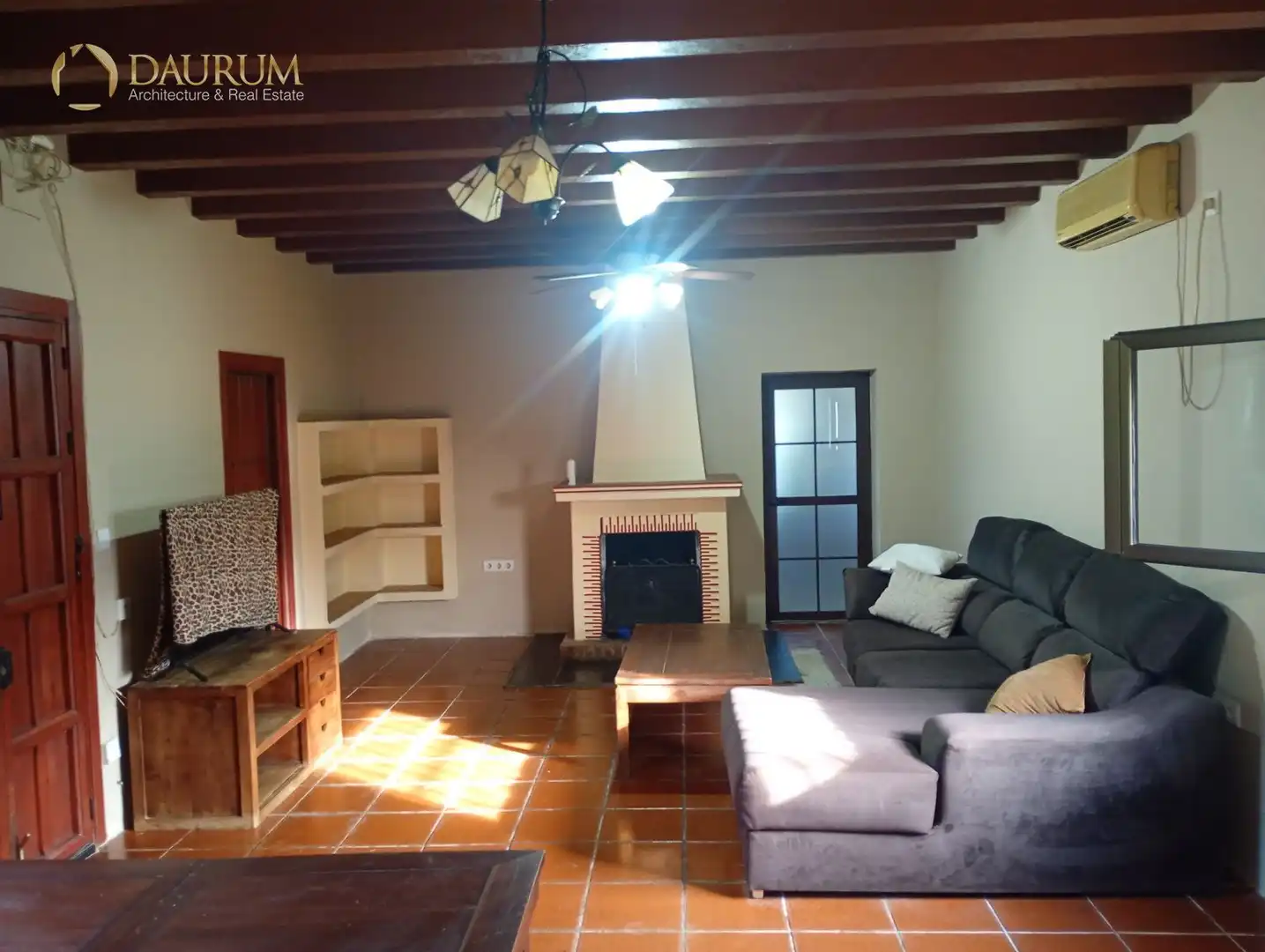 Sala d'estar de Casa o xalet en venda en La Rinconada amb Aire condicionat i Piscina
