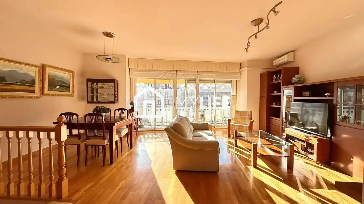 Sala d'estar de Àtic en venda en Barcelona amb Aire condicionat, Calefacció i Parquet
