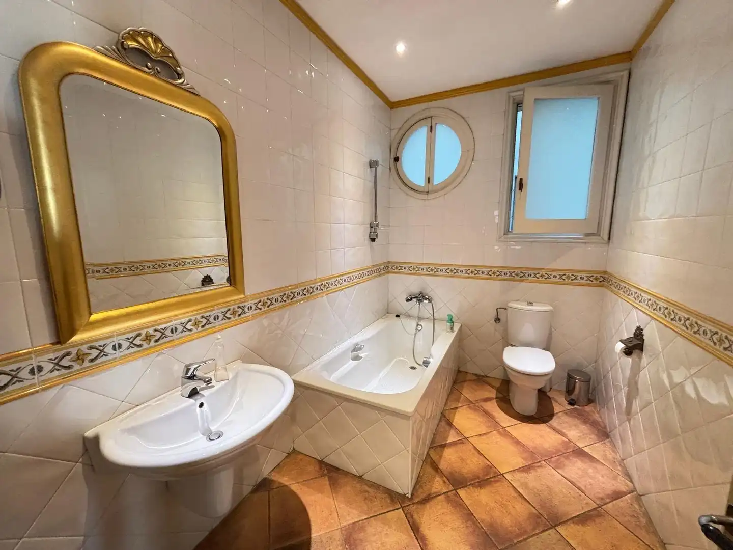 Bathroom of Flat for sale in Girona  with Air Conditioner