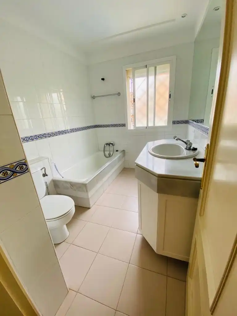 Baño de Casa o chalet de alquiler en Algeciras con Jardín privado, Terraza y Piscina