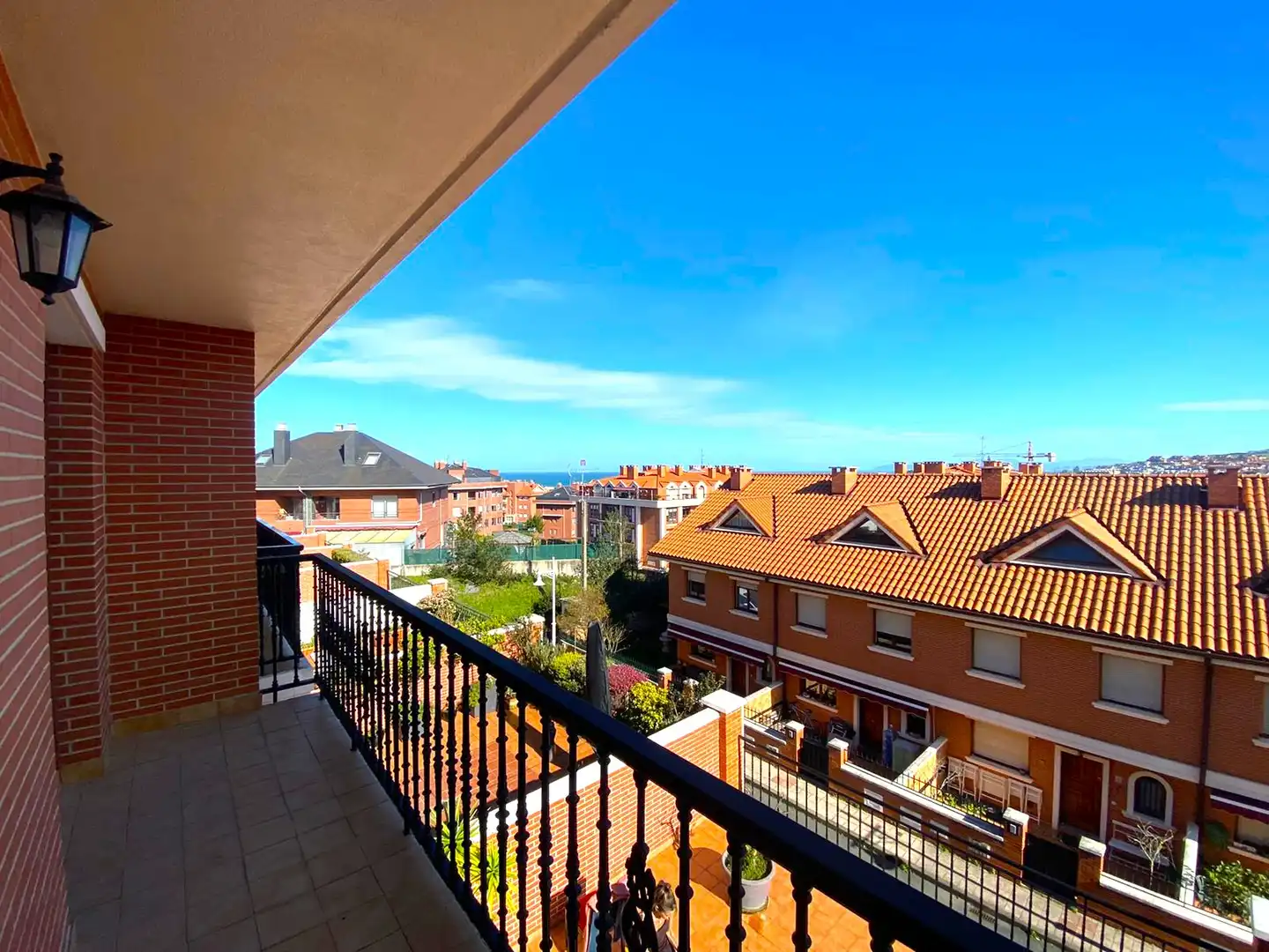 Vista exterior de Casa adosada en venda en Castro-Urdiales amb Calefacció, Parquet i Terrassa
