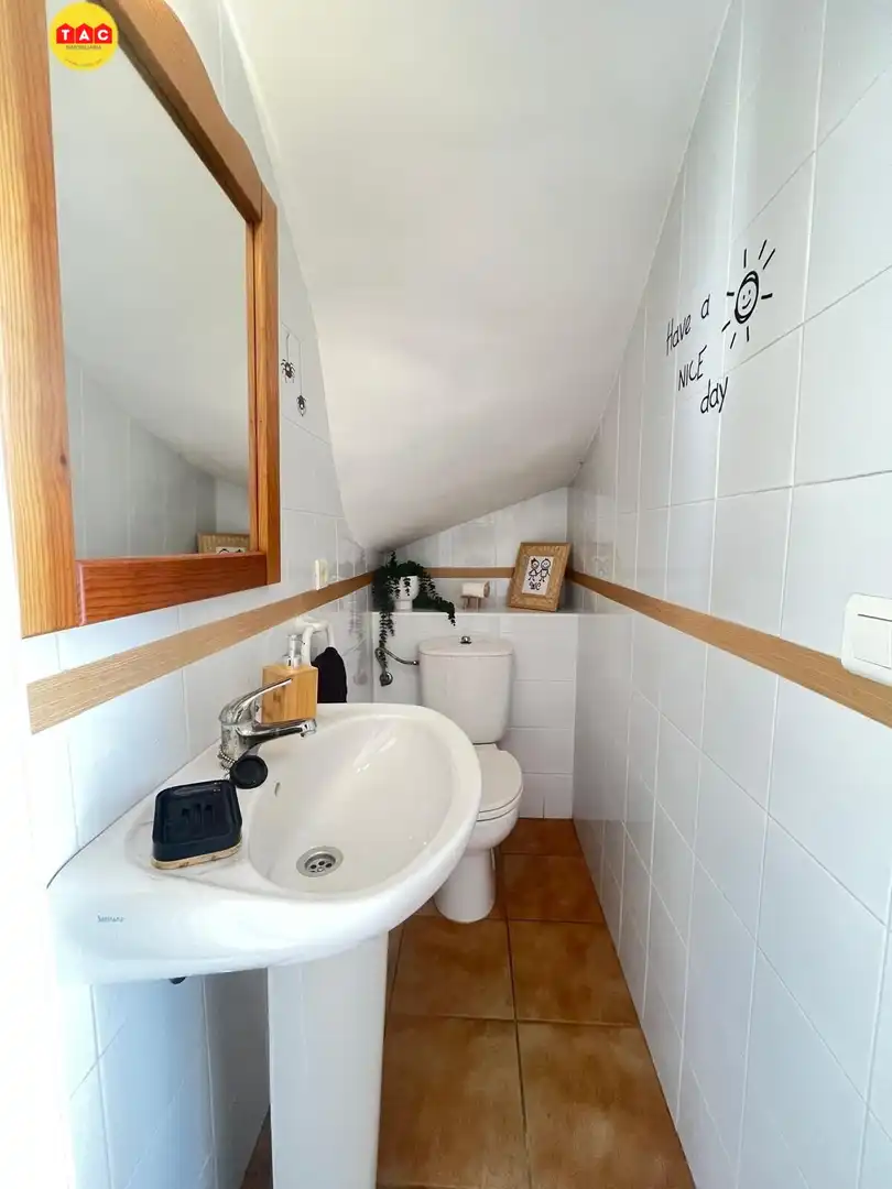 Badezimmer von Einfamilien-Reihenhaus zum Verkauf in Islantilla mit Klimaanlage, Heizung und Terrasse