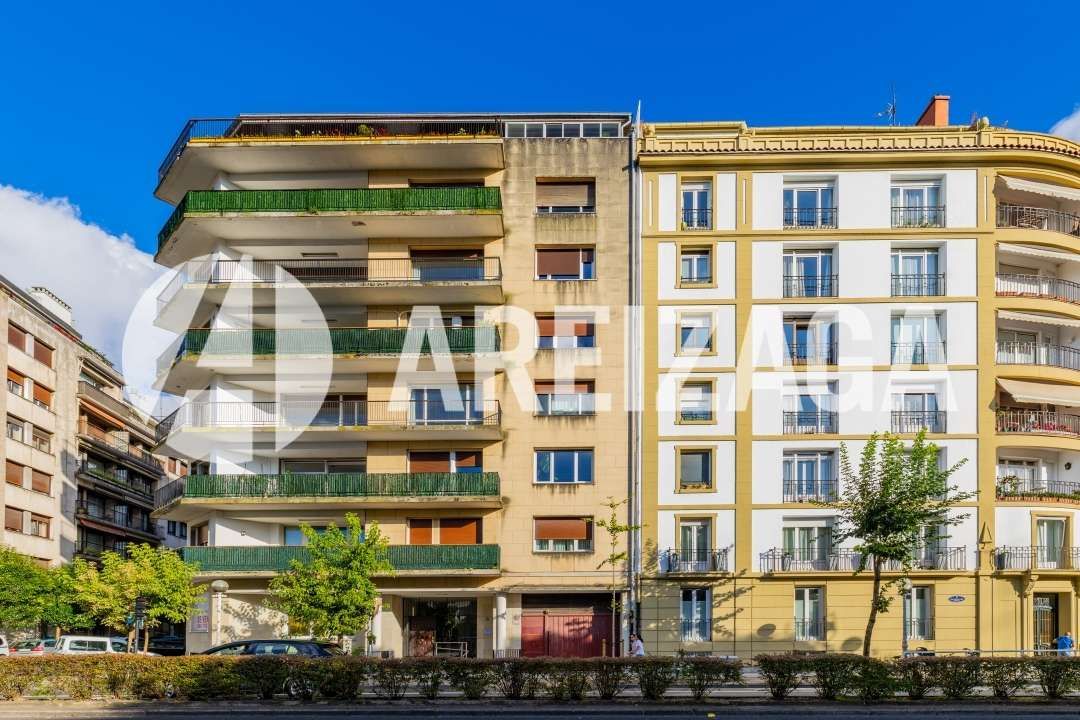 Vista exterior de Pis en venda en Donostia - San Sebastián  amb Calefacció i Balcó