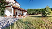 Jardí de Casa o xalet en venda en Camargo amb Balcó