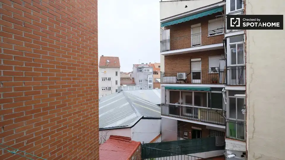 Terrassa de Pis per a compartir en Madrid amb Aire condicionat, Calefacció i Moblat